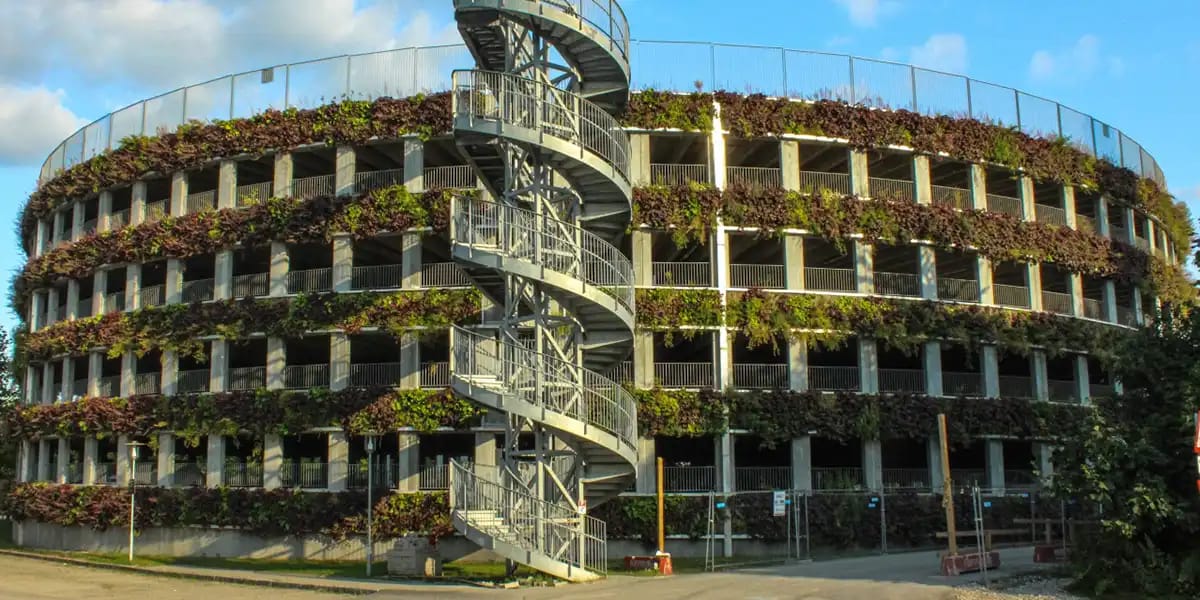 udendørs plantevægge, parkeringshus med grøn plantevæg,