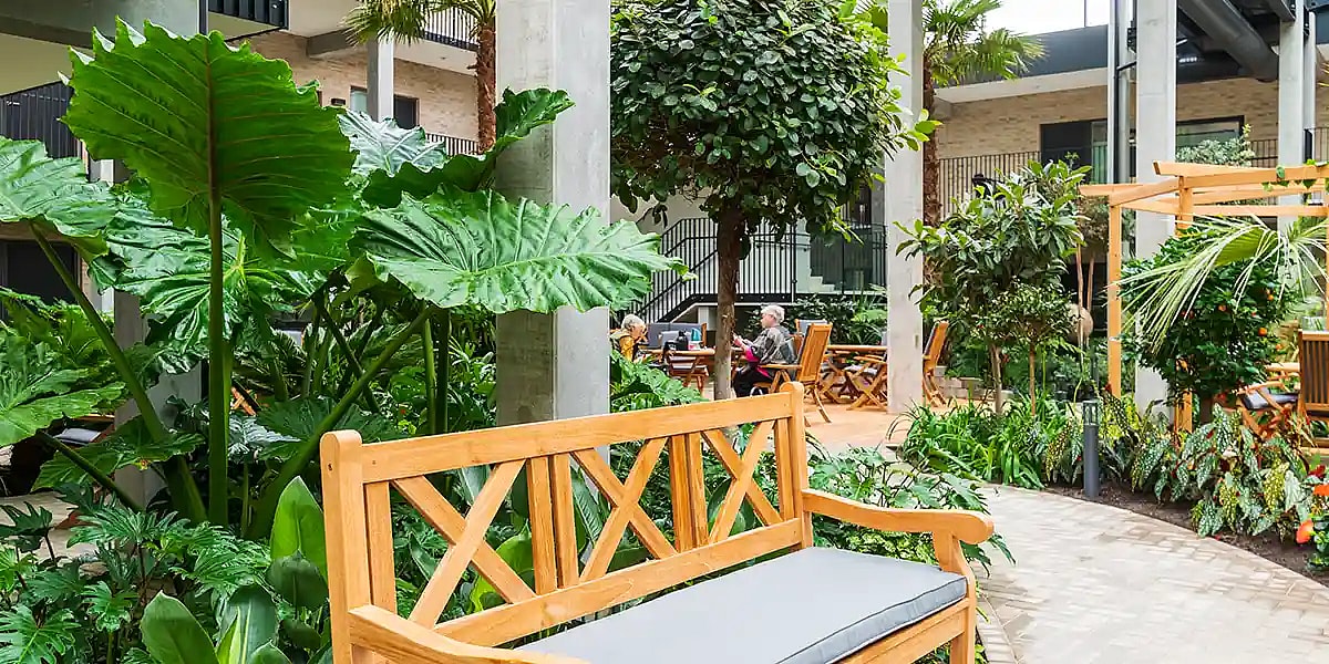 Krebsehusene Esbjerg, gårdhave med planter,