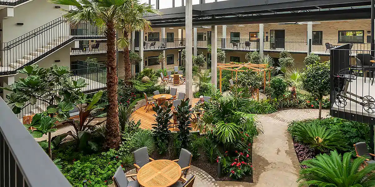 Atriumgård med store grønne planter, Krebsehusene,