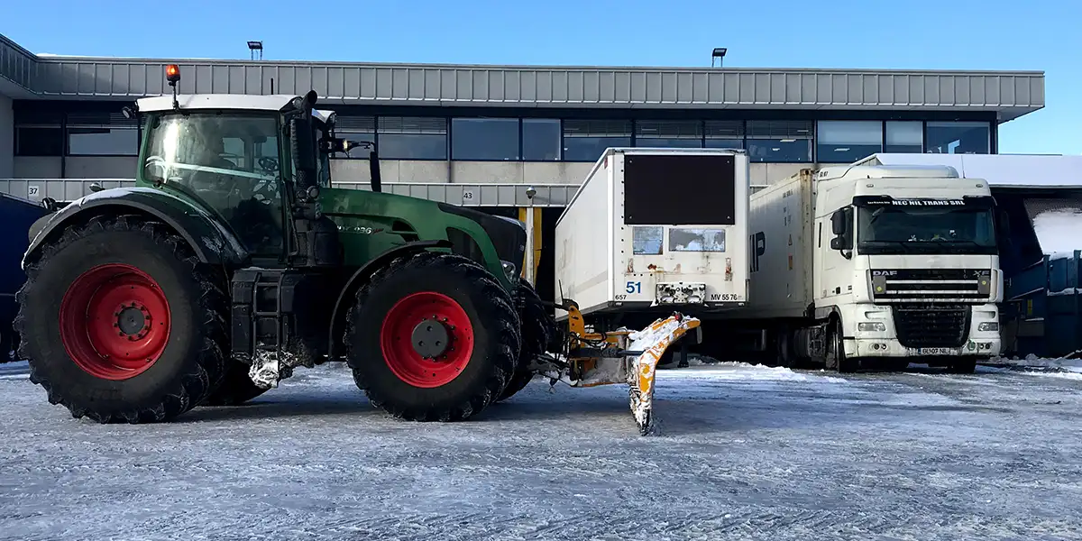 Snerydning på parkeringsplads,